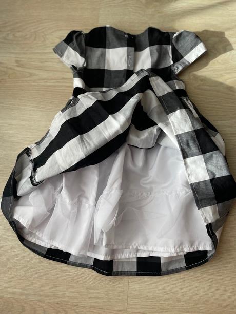 Čiernobiele šaty pre malé dámy, 92