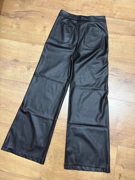 Čierne koženkové nohavice, s