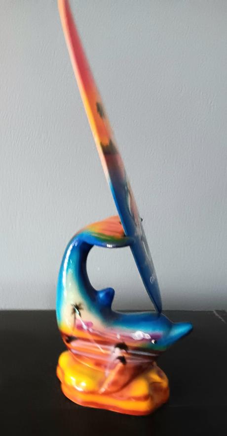 Delfin so surfboardom z grecka, 