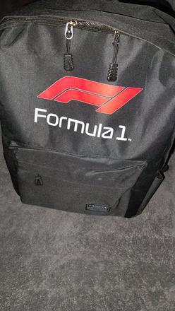 Čierny batoh s nápisom fromula 1, 