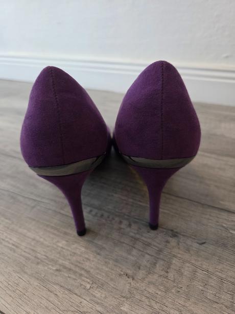 Fialové lodičky, next,41