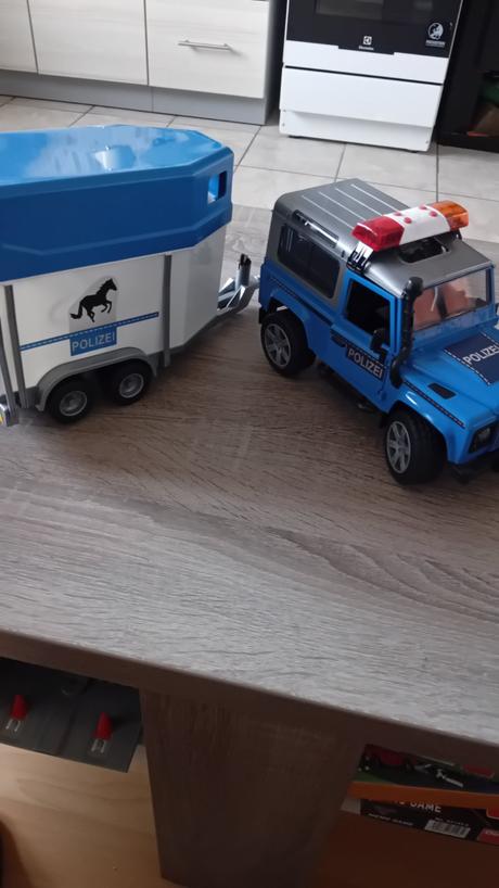 Auto policajné s prívesom,