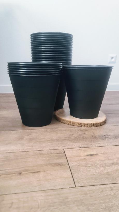 Plastový vysoký kvetináč s prúžkami 27.5cm, 