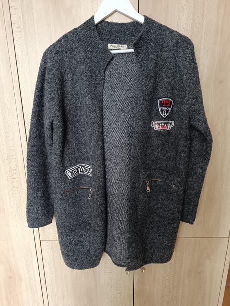 Sivý sveter s nažehľovačkami, s