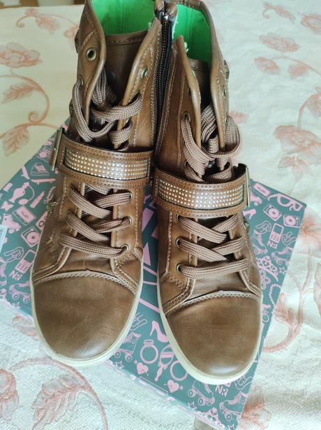 Tenisky s vysokým členkom, 41