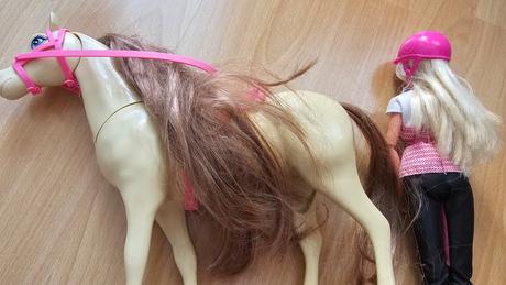 Barbie jazdkyňa s koníkom,