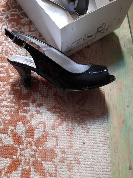Sandále lakované, 35