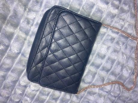 Čierna mala kabelka, 