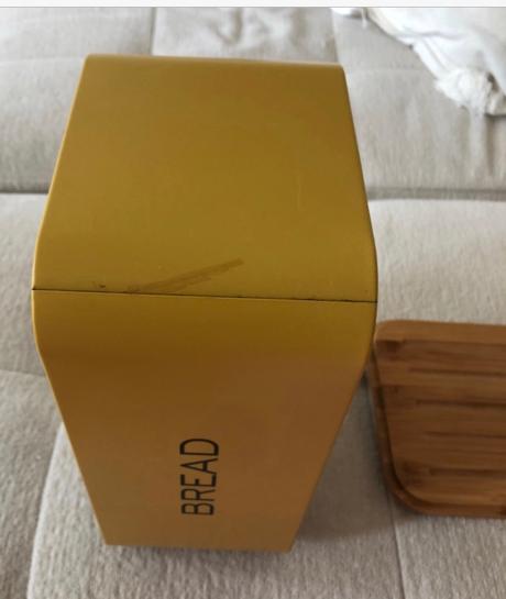 Žltý plechový chlebník homla, 