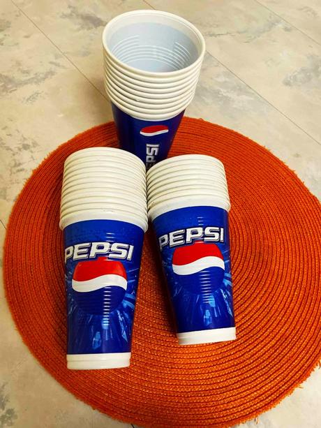 Zbytok plastových pohárov,