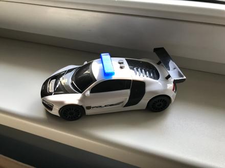 Policajne auto, dlzka 19 cm,