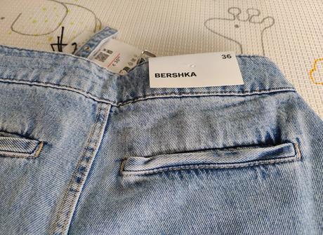 Džínsy so stočeným efektom a záhybmi, bershka,36