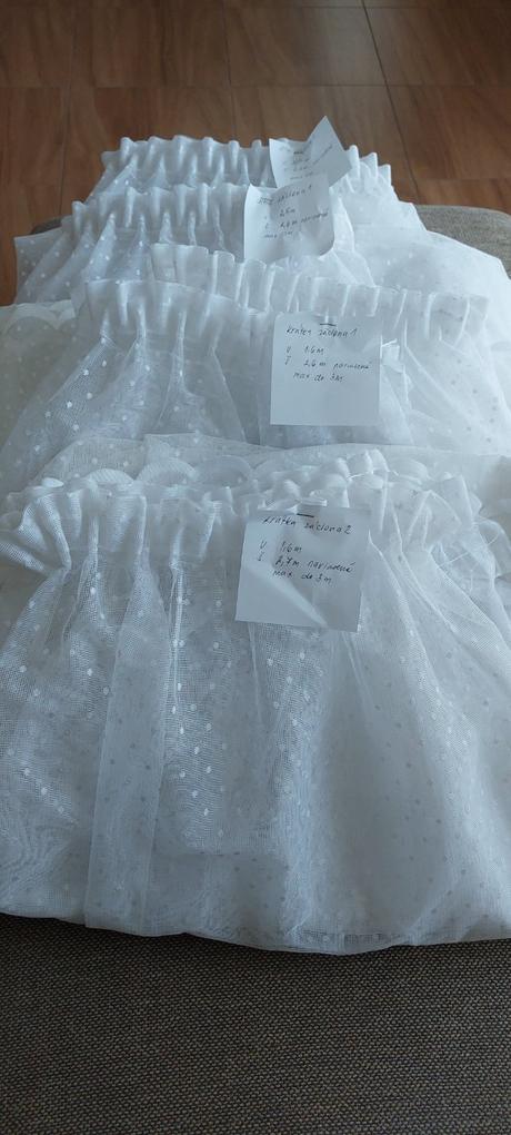 Snehobiele zaclony bodkovane s riasiacou paskou, 