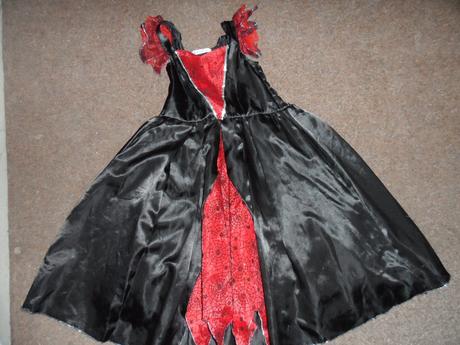 Čarodejnica červeno-čierna malá 3-5r., zn. george, 