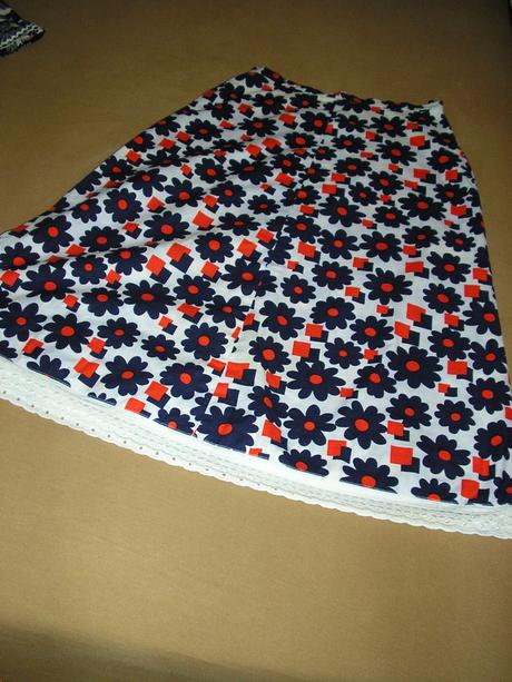 Šaty s madeirovou čipkou, m