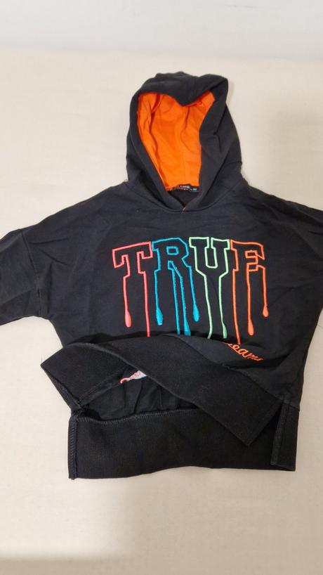 Čierna mikina s kapucňou s neonovym nápisom, 122