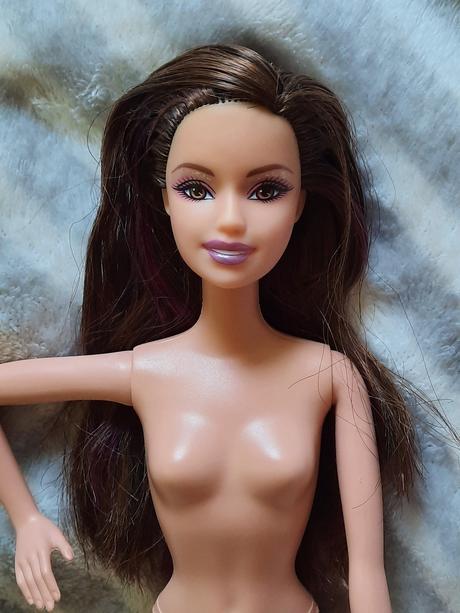 Barbie bruneta s fialovým melírom,