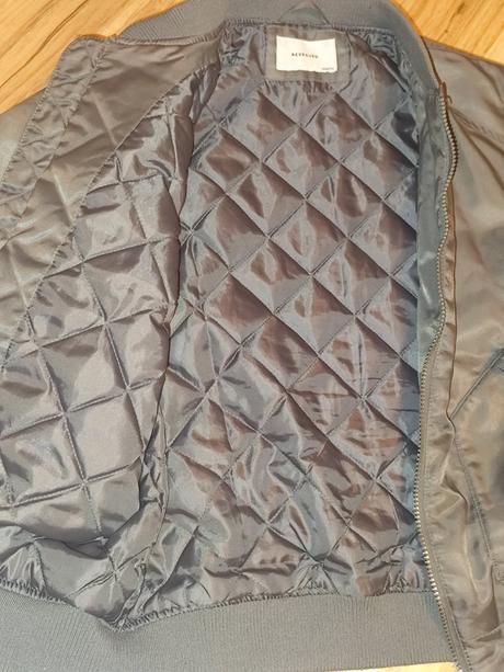 Bombera, reserved,146