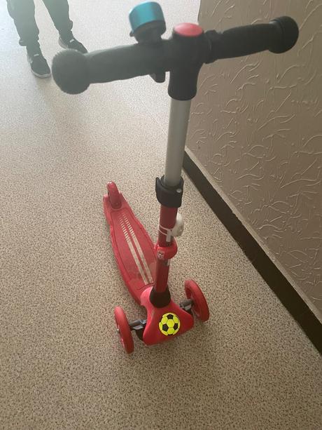 Červená kolobežka ferrari,