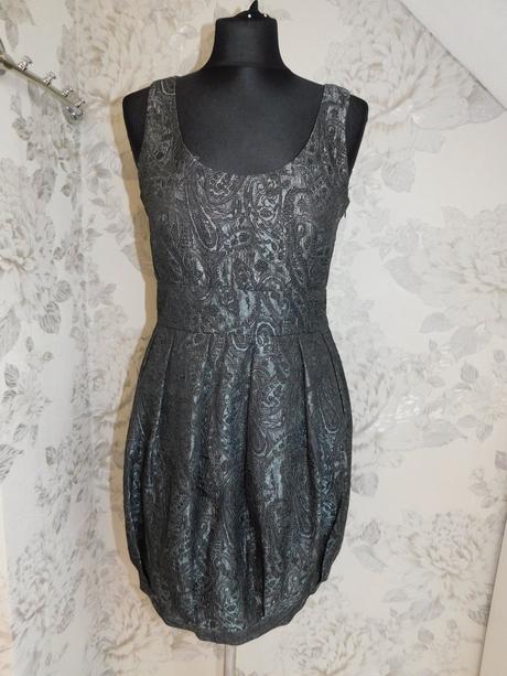 Kvalitne velmi pekne saty na slavnost, 38