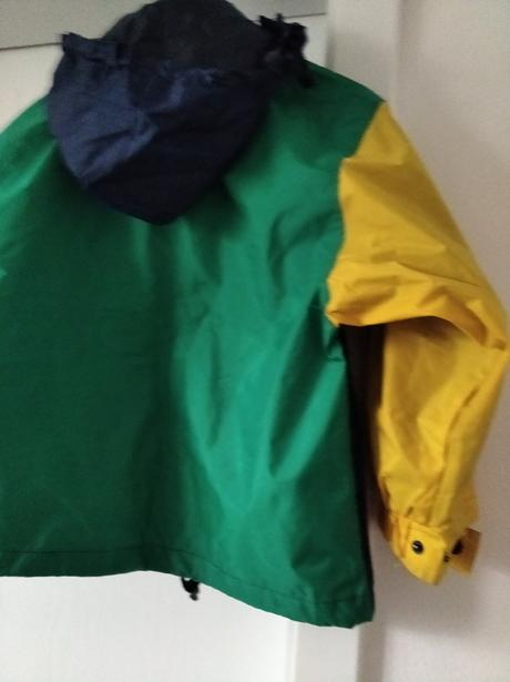 Nepremokavá vetrovka, 128