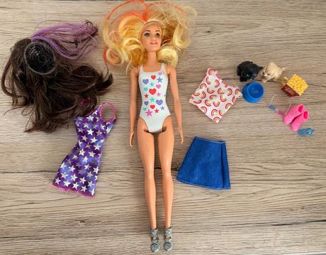 Barbie bábika s vymeniteľnými parochňami, oblečení, 
