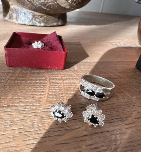 Krasny strieborny set c ciernymi a bielymi kristal, 