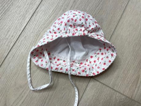 Klobúčik s ružami, <50