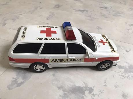 Staré velké auto ambulancia,