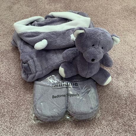 Župan s papučkami a mackom, 98