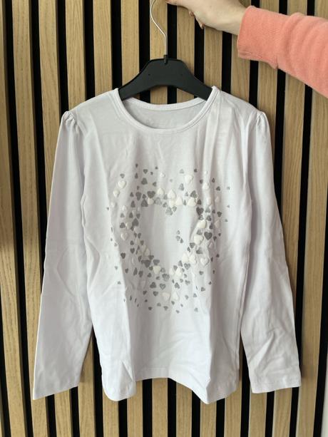 Biele tričko so srdiečkami s dlhým rukávom, 134