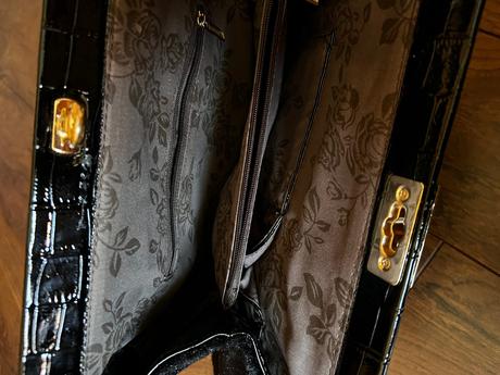 Krásna čierna kabelka, 