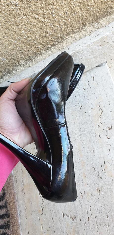 Cierne leskle lodicky s otvorenou spicou, 38