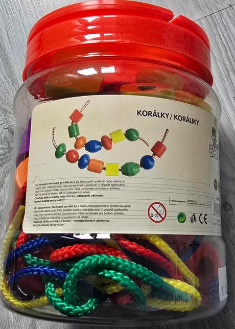 Navliekanie korálkov,