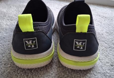 Tmavomodré našuchovacie tenisky, 31