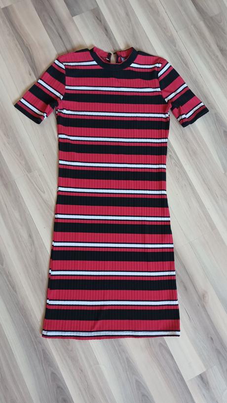 Pásikavé šaty, 152