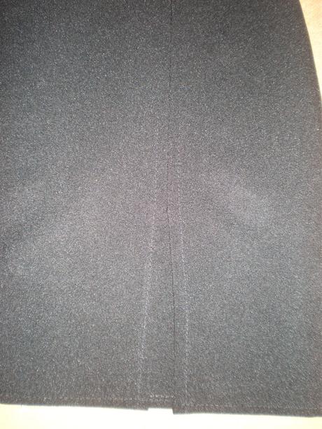 Jednoduchá čierna sukňa, s