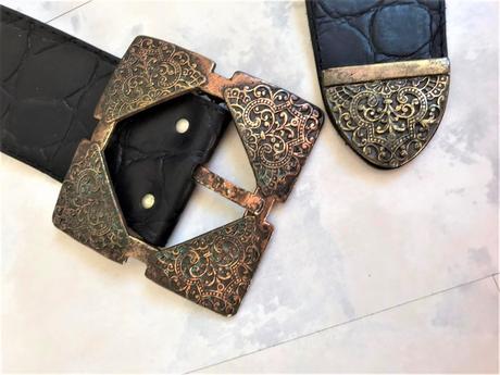 Kožený hrubý opasok s medenou sponou,