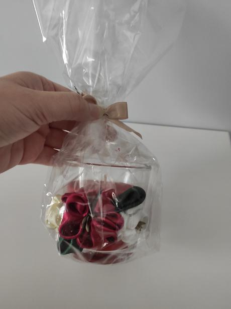 Sviečka v skle ozdobená kvietkami, 