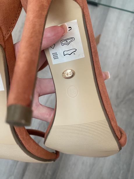 Sandale na opätku, 37