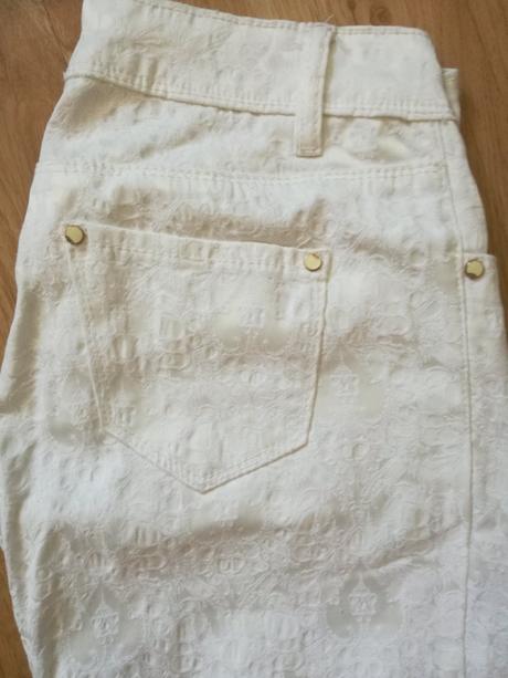 Nohavice s plastickým vzorom, s