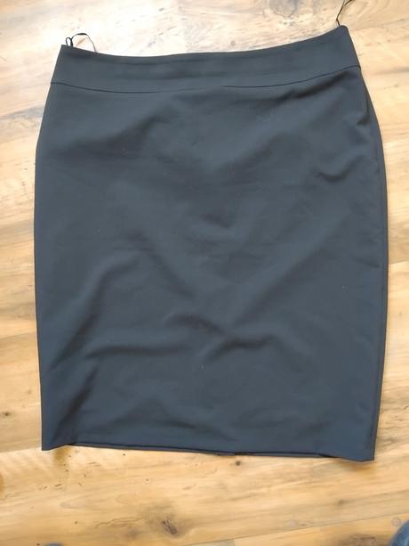 Cierna  sukna 42, 42