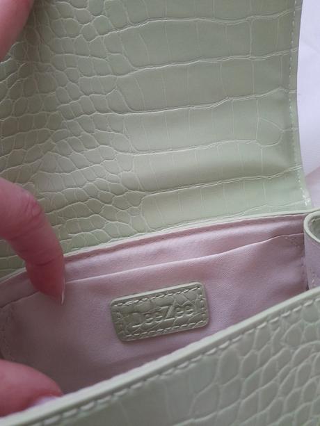 Malá kabelka dee zee, 