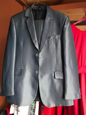 Šedý slávnostný oblek, 48