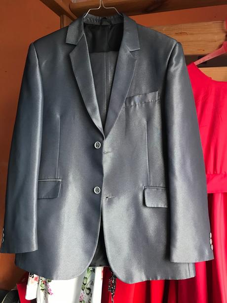 Šedý slávnostný oblek, 48