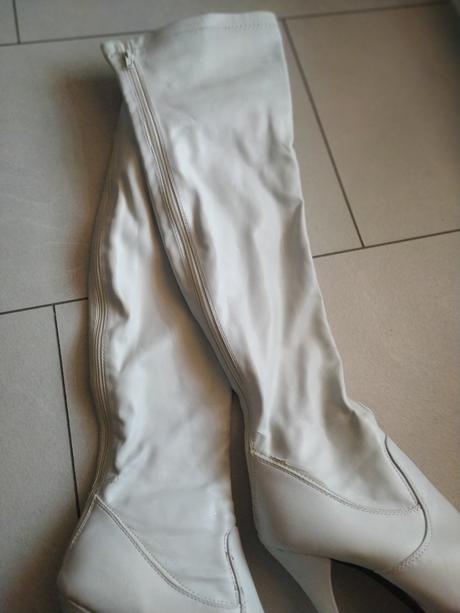 Vysoké biele čižmy, 37