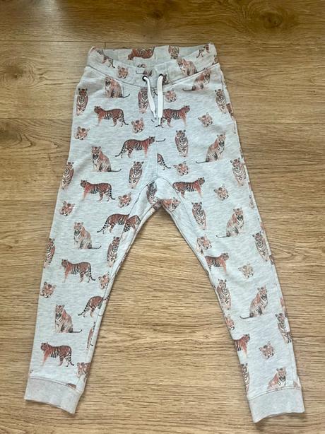 Pudlové teplaky s tigrami, h&m,140