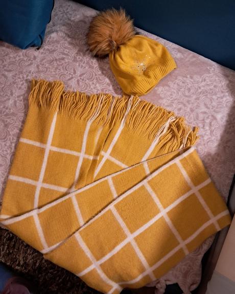 Zlta suprava šál a čiapka, s