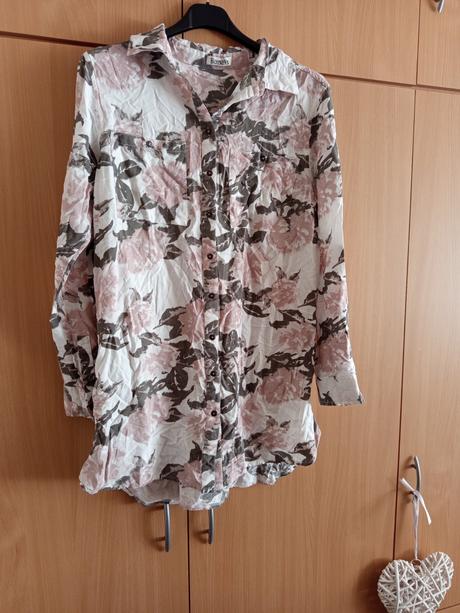 Kvetinkovana bluzka, 44