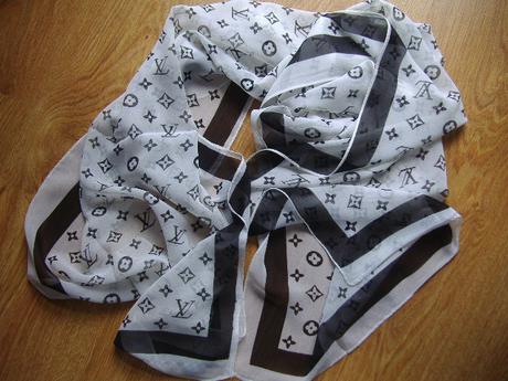 Lahká, jemná šatka s písmenami lv, 